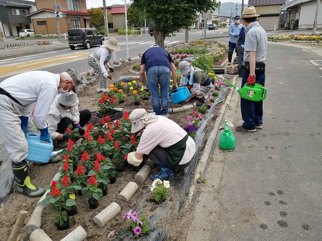 南陽市郡山若松会の花植え・花壇整備活動